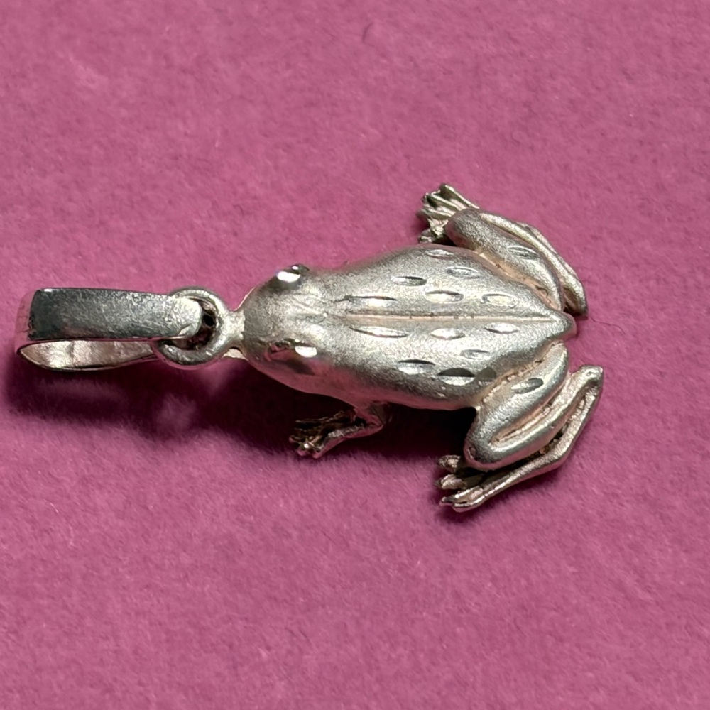Sterling Silver Frog Pendant on a sterling silver chain - Picture 3 of 3